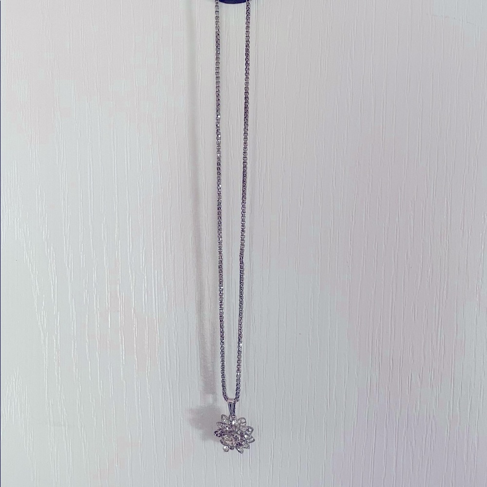Small flower jeweled necklace
